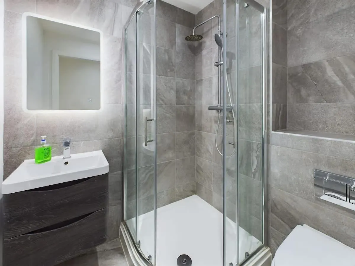 3 Bedroom Penthouse With Spacious Terrace City Center Belfast Apartment