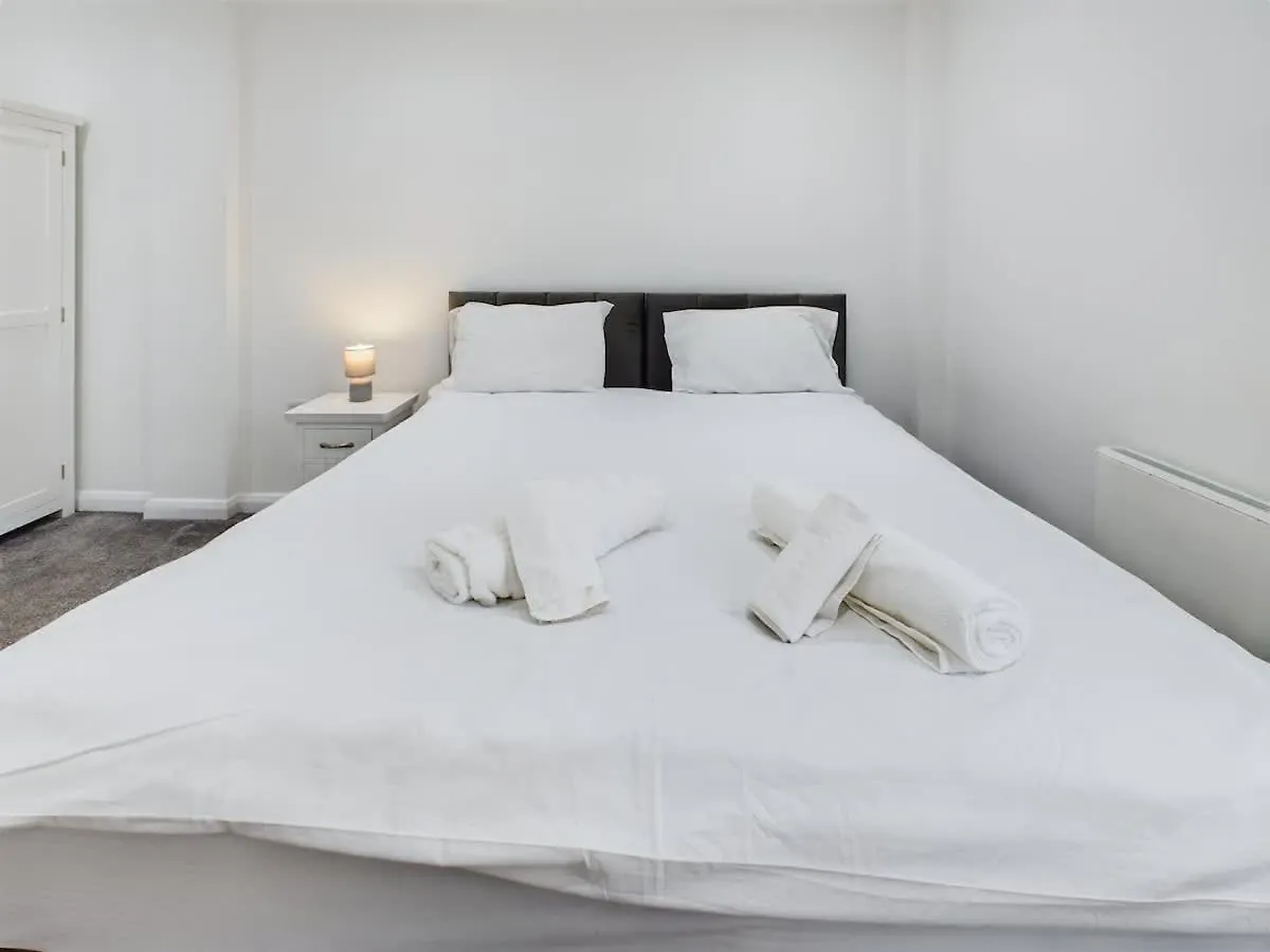3 Bedroom Penthouse With Spacious Terrace City Center Belfast
