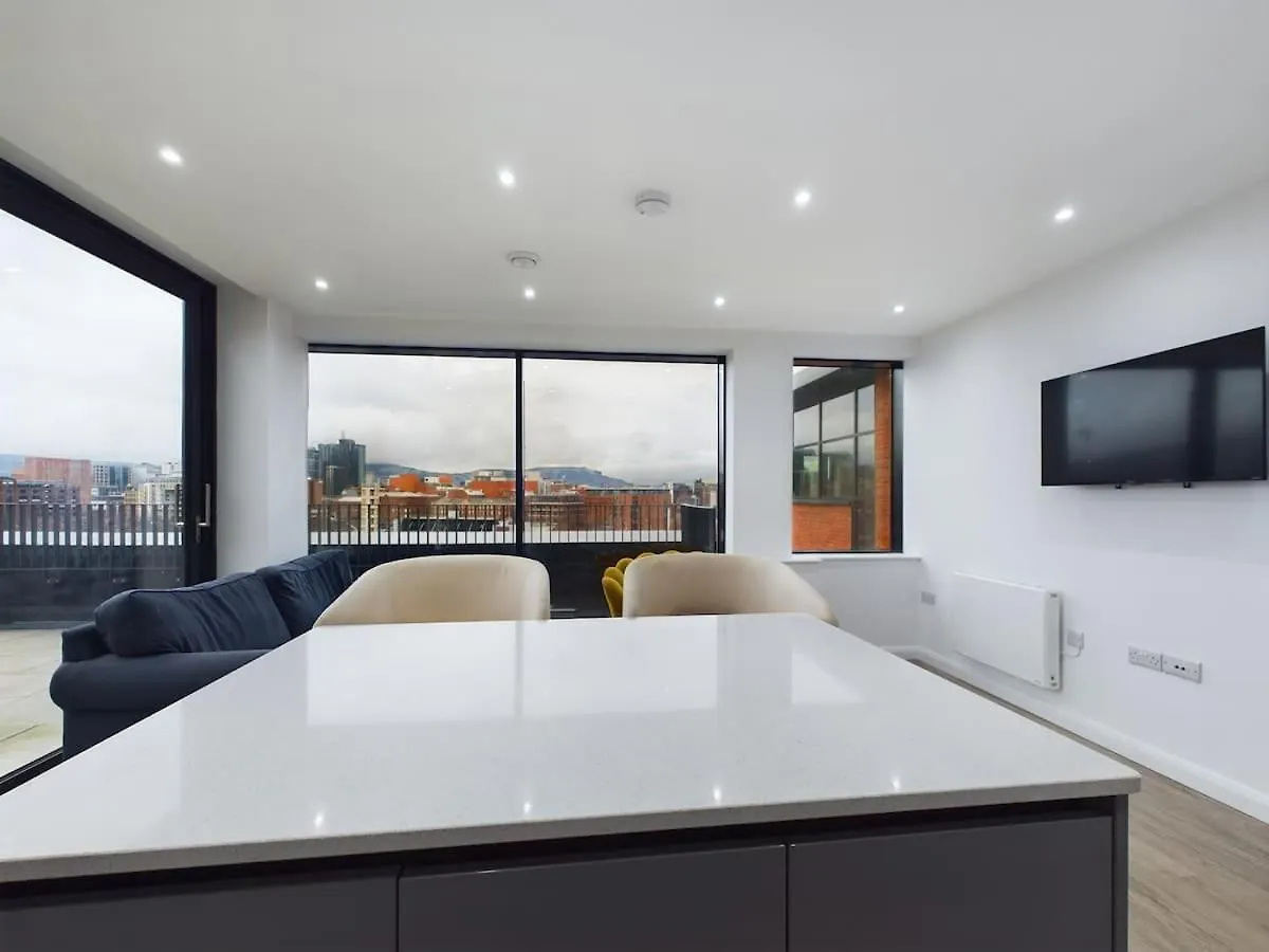 3 Bedroom Penthouse With Spacious Terrace City Center Belfast Apartment